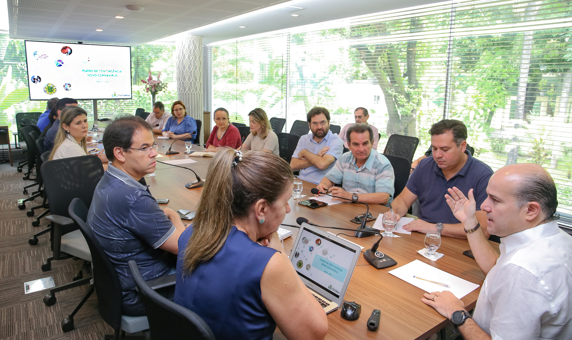 prefeito e pessoas sentados conversando ao redor de mesa